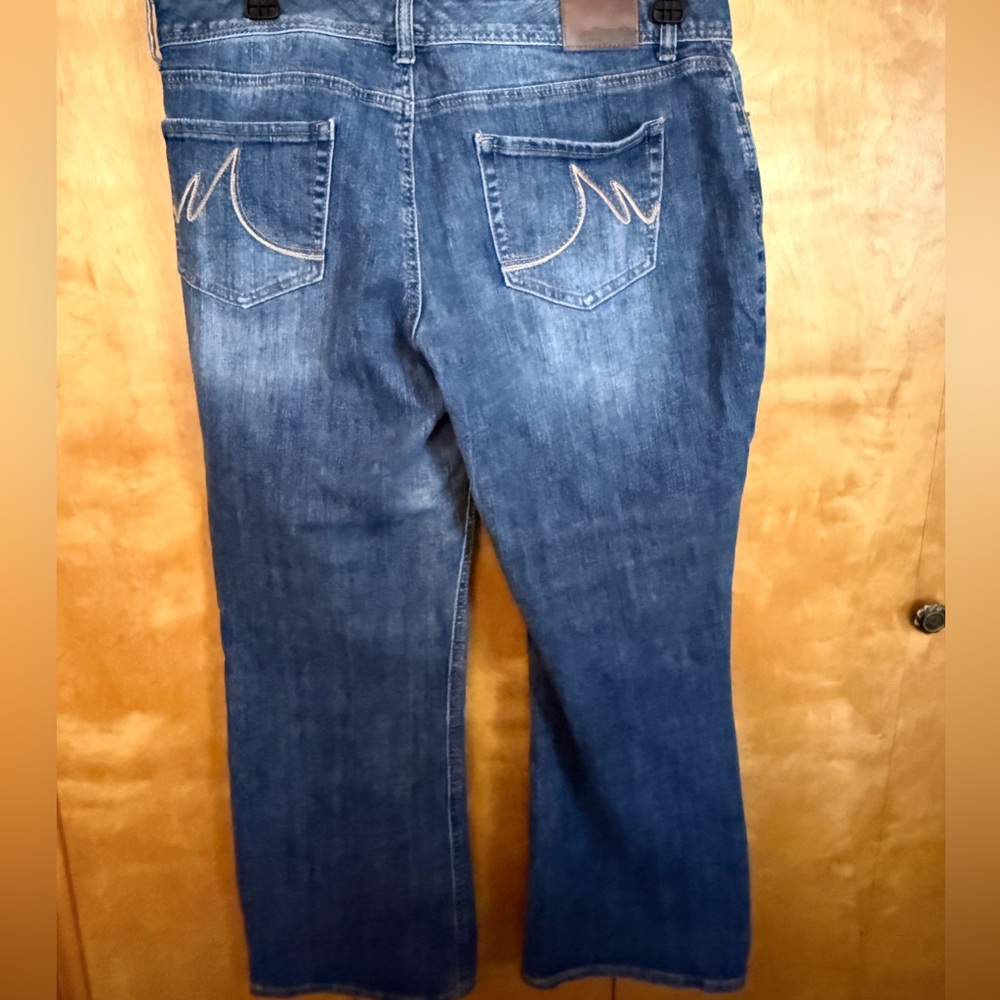 Maurices Curvy medium wash Blue Jeans Size 15/16 Short - Picture 3 of 9